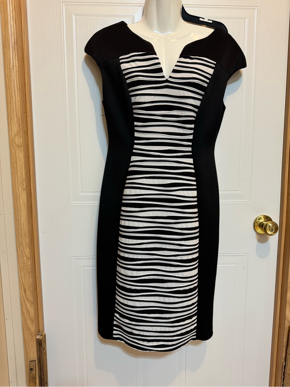 Connected Apparel Sz 6 Black & White Striped Sheath Dress EUC😊😊